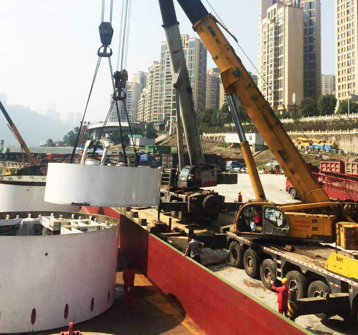 浦东吊车作业中