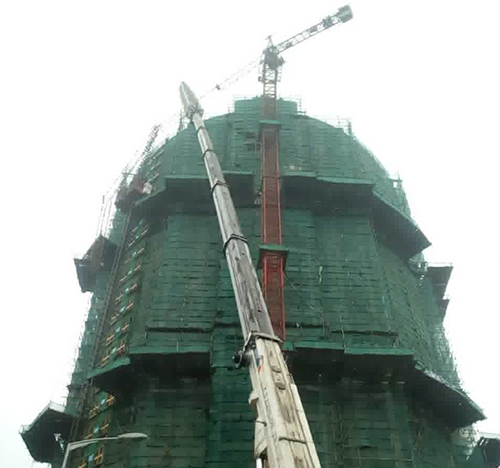 浦东吊车在工地上作业