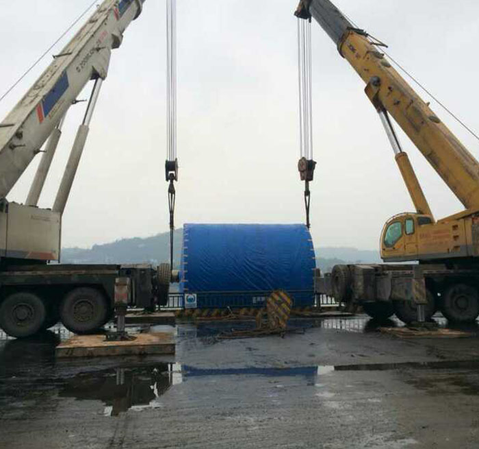 浦东吊车正在作业中